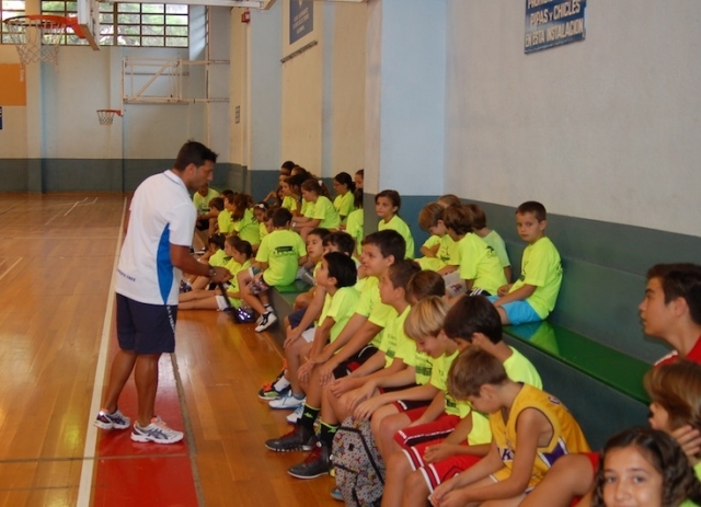  Sentado nas arquibancadas de basquete 